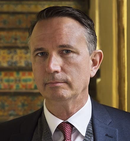 Retrato de Ian W. Toll