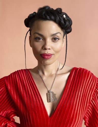 Retrato de Emma Dabiri
