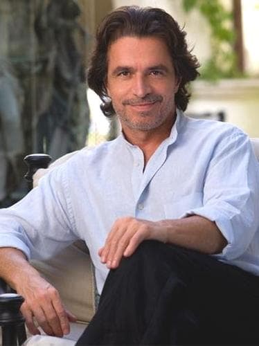 Retrato de Yanni.