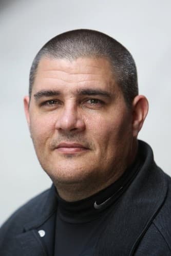 Retrato de Adam Johnson