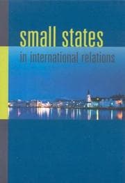 Tapa de Small States in International Relations (New Directions in Scandinavian Studies)