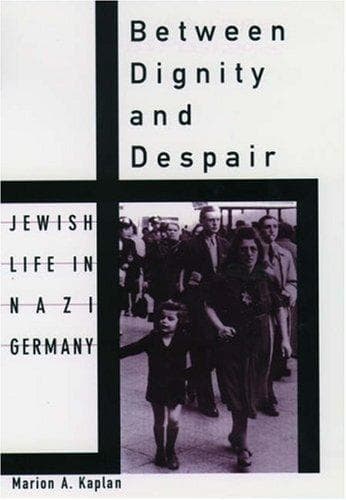 Tapa de Between Dignity and Despair