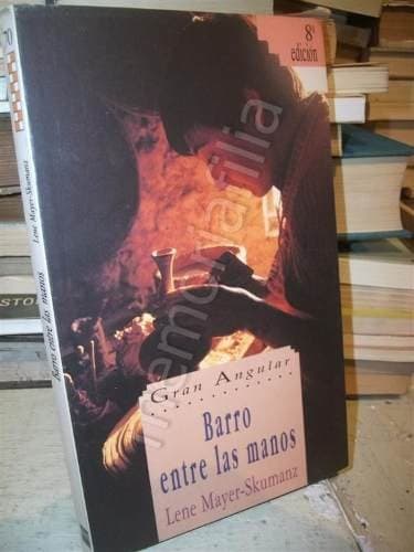 Tapa de Barro entre las manos