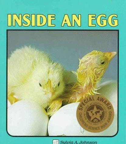 Tapa de Inside an Egg (Lerner Natural Science)