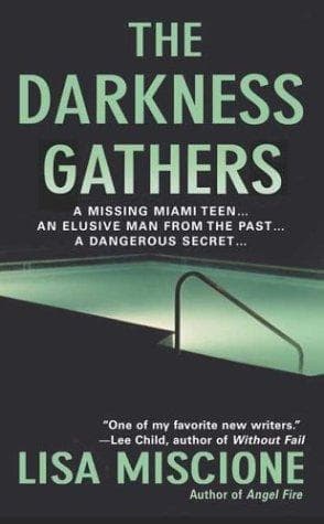 Tapa de The Darkness Gathers