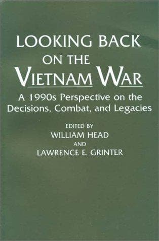 Tapa de Looking back on the Vietnam War
