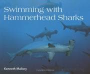 Tapa de Swimming with Hammerhead Sharks (Scientists in the Field Series)