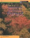 Tapa de Living in a Temperate Deciduous Forest (Baldwin, Carol, Living Habitats.)