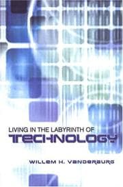 Tapa de Living in the Labyrinth of Technology