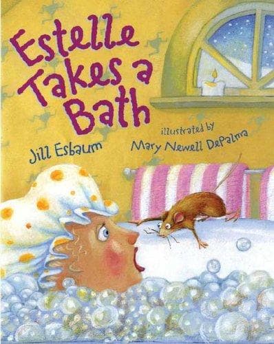 Tapa de Estelle takes a bath