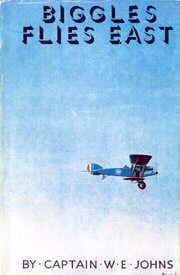 Tapa de Biggles flies East