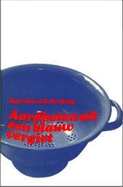 Tapa de Aardbeien uit een blauw vergiet