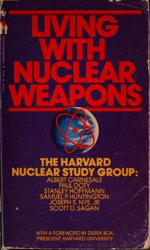 Tapa de Living with nuclear weapons