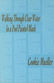 Tapa de Walking through clear water in a pool painted black