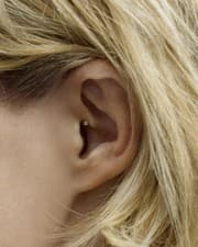 Tapa de Invisible digital hearing aid introduced by Siemens Hearing Systems.