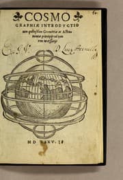 Tapa de Cosmographiæ introductio cum quibusdam geometriæ ac astronomiæ principijs ad eam rem necessarijs
