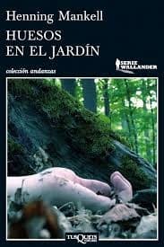 Tapa de Huesos en el jardín