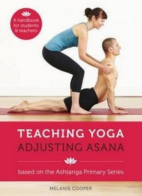 Tapa de Teaching Yoga Adjusting Asana