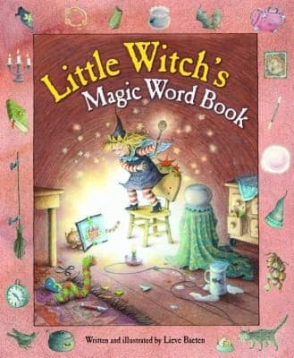 Tapa de Little Witchs Magic Word Book