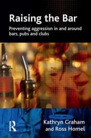Tapa de Raising The Bar Preventing Aggression In And Around Bars Pubs And Clubs