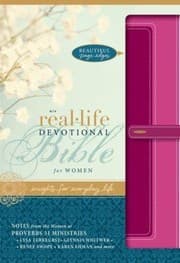 Tapa de Reallife Devotional Bible For Women New International Version Insights For Everyday Life Raspberryrazzleberry Italian Duotone
