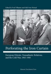 Tapa de Perforating The Iron Curtain European Dtente Transatlantic Relations And The Cold War 19651985