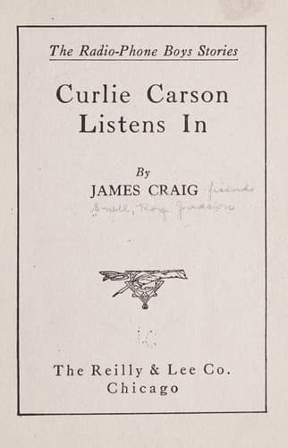 Tapa de Curlie Carson listens in
