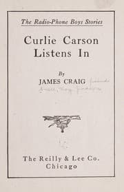 Tapa de Curlie Carson listens in