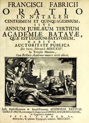 Tapa de Francisci Fabricii Oratio in natalem centesimum et quinquagesimum, sive annum jubilaeum tertium Academiae Batavae, quae est Lugduni-Batavorum, habita auctoritate publica die VIII. Februarii MDCCXXV. in Templo Maximo cum rectoris academiae munere tertiò abiret : jussu illustrorum & amplissimornm [sic] Academiae Batavae curatorum, eorum collegarum, consulum urbis Leidae