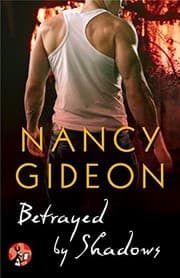 Tapa de Betrayed by Shadows (By Moonlight Book 7)