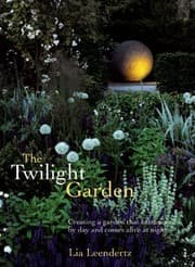 Tapa de The Twilight Garden: Creating a Garden That Entrances by Day and Comes Alive at Night