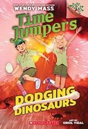 Tapa de Dodging Dinosaurs: A Branches Book (Time Jumpers #4)