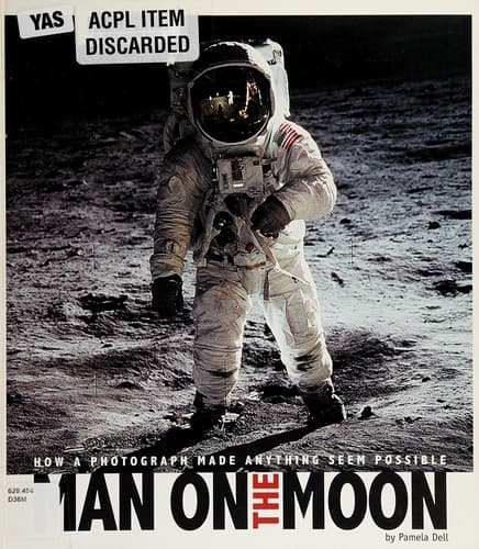 Tapa de Man on the moon