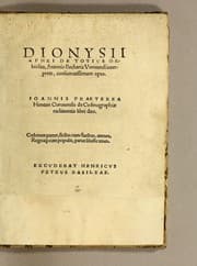 Tapa de Dionysii Aphri De totius orbis situ, Antonio Becharia Veronensi interprete, consumatissimum opus. Ioannes Præterea Honteri Coronensis De cosmographiæ rudimentis libri duo. Cœlorum partes, stellas cum flatibus, amnes, regnaq[ue] cum populis, parue libelle tenes