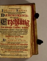Tapa de Des weyland hochgelehrten Johannis Bodoni, der Rechten Doctoris und Beysitzers im frantzösischen Parlement Daemonomania, oder, Aussführliche Erzehlung des wütenden Teuffels in seinen damahligen rasenden Hexen und Hexenmeistern, dero Bezauberungen, Beschwerungen, Vergifftungen, Gauckel- und Possen-Wercke